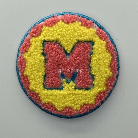 圓形毛巾繡毛絨撞色字母 M 黃紅色