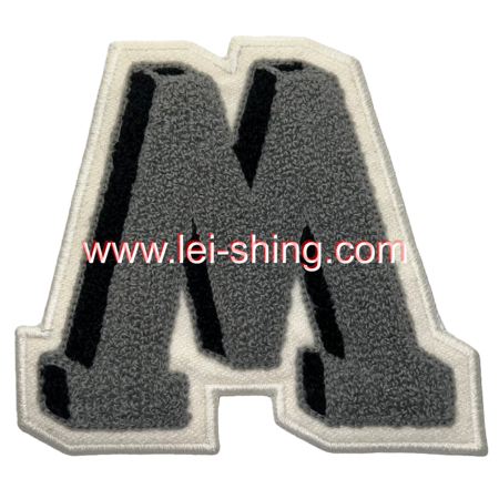 美式學院風・字母 M 絨繡