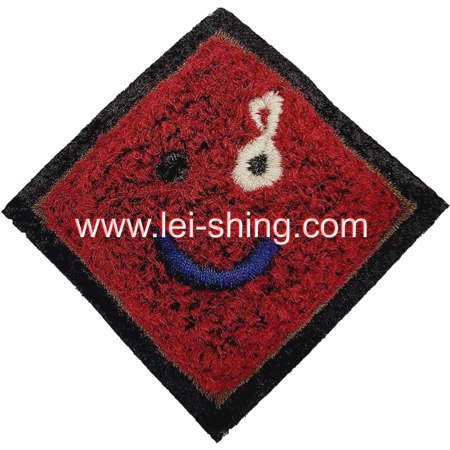 菱形紅色毛巾繡搞怪表情 加扣針
